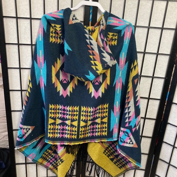 Beautiful Hooded Native Print Poncho - Picture 5 of 15